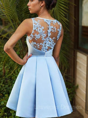 A-Line/Princess Bateau Short/Mini Satin Homecoming Dresses With Appliques Lace