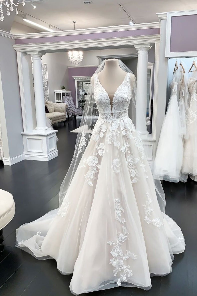 Long A-line V-neck Tulle Appliques Lace Wedding Dress